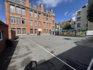 Nos infrastructures - Cour de récréation premières année